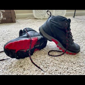 Boys Columbia hiking boots size 1